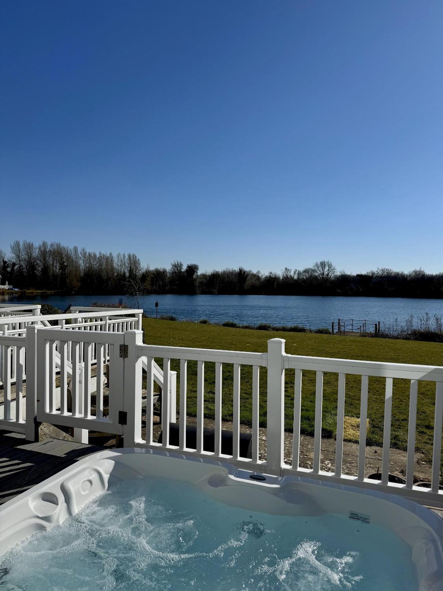 Medway Hot Tub Lodge サウス・サーニー エクステリア 写真