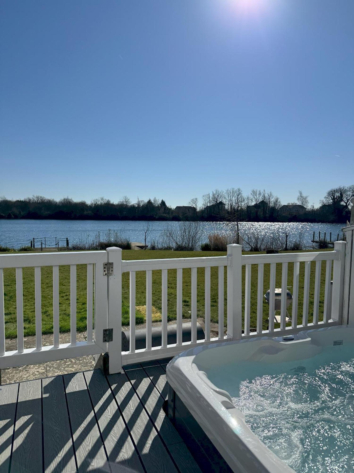 Medway Hot Tub Lodge サウス・サーニー エクステリア 写真